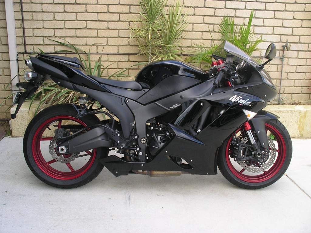 kawasaki-zx6r-black-and-red-3.jpg