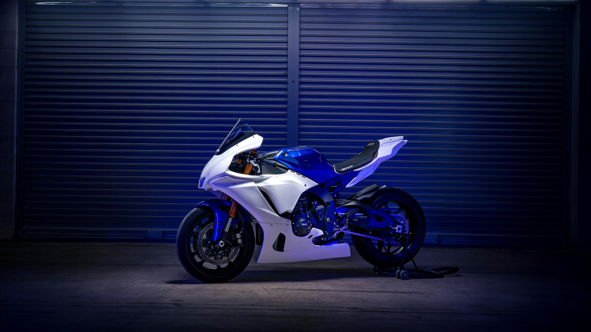 2023-Yamaha-YZF1000R1GYTR-EU-Primer_White-Static-001-03.jpg