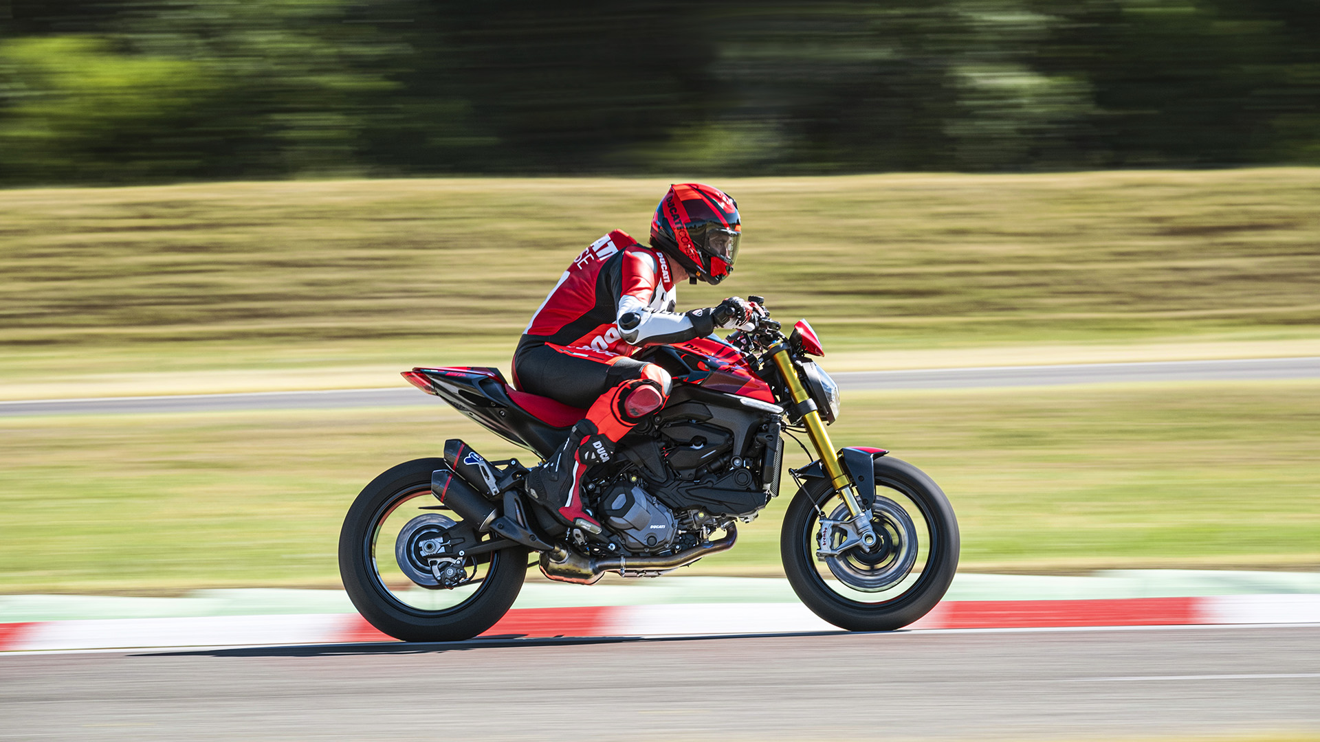 Ducati-Monster-SP-MY23-overview-gallery-04-1920x1080.jpg